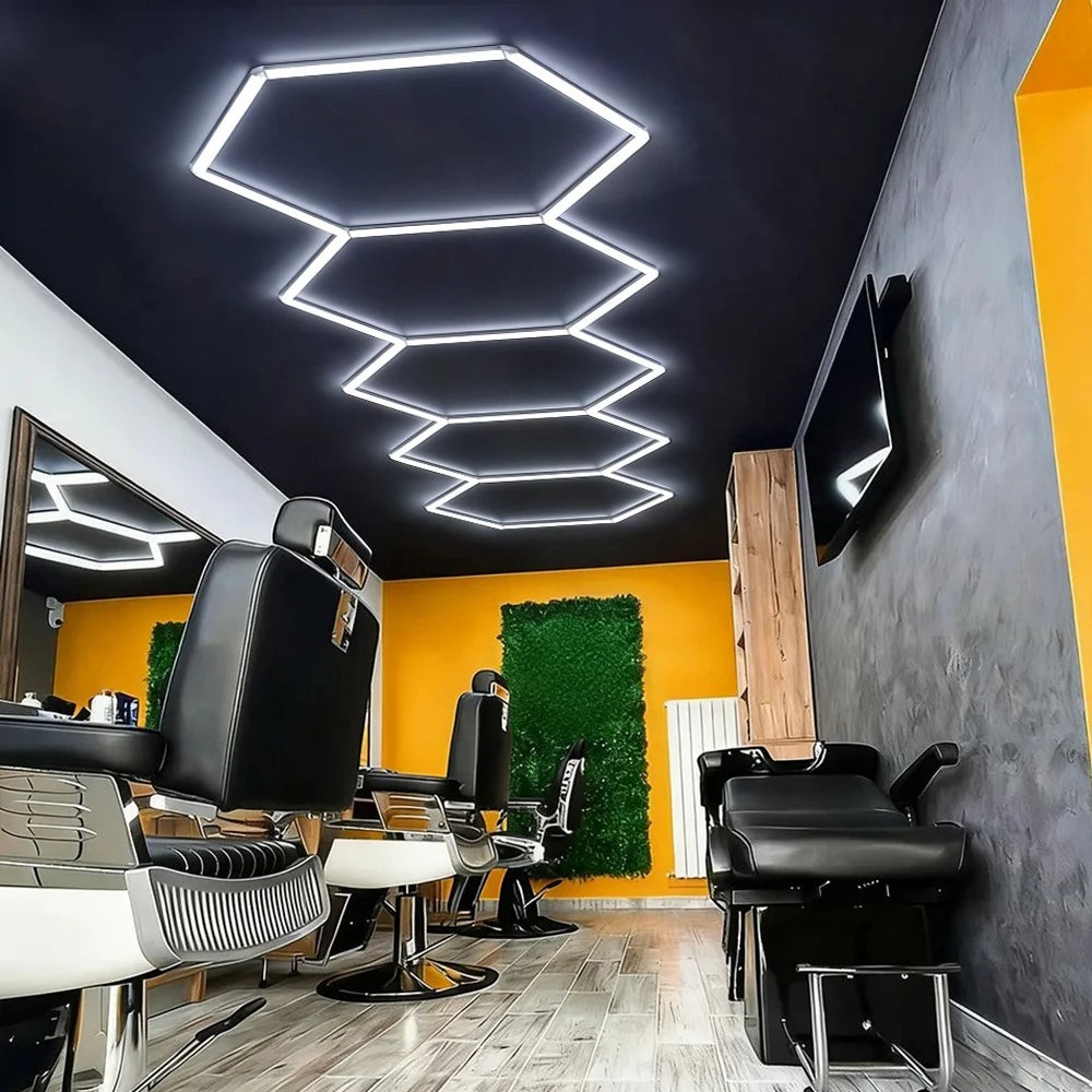 Luminaire LED hexagonal Veloria au plafond d'un salon de coiffure moderne avec éclairage blanc froid 6500K