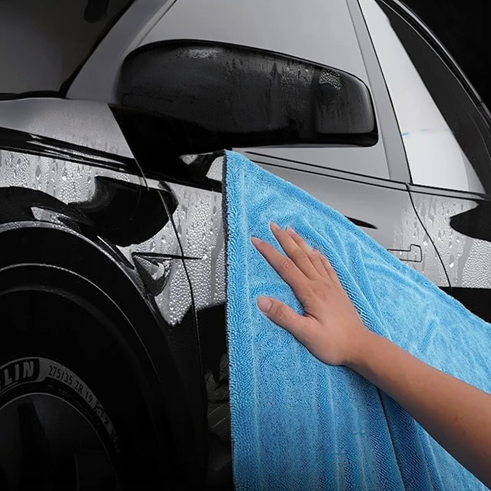 Serviette microfibre Veloria bleue ultra-absorbante pour le séchage sans traces de la carrosserie automobile