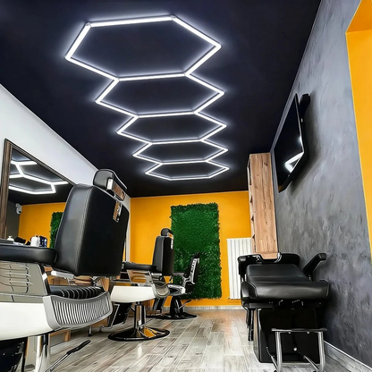 Luminaire LED hexagonal Veloria au plafond d'un salon de coiffure moderne avec éclairage blanc froid 6500K