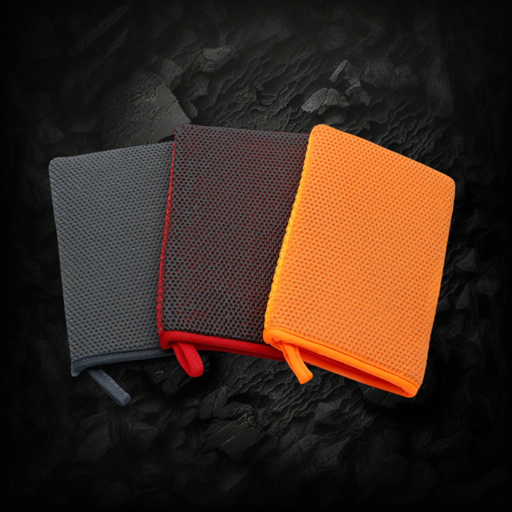 Gants argile décontaminants Veloria DETAILING 3.0 en microfibre, disponibles en gris, rouge et orange pour carrosserie.