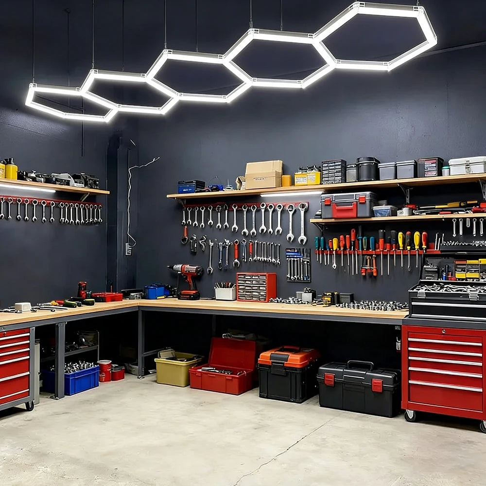 Luminaire LED hexagonal Veloria suspendu au-dessus d'un établi dans un garage professionnel avec éclairage blanc froid